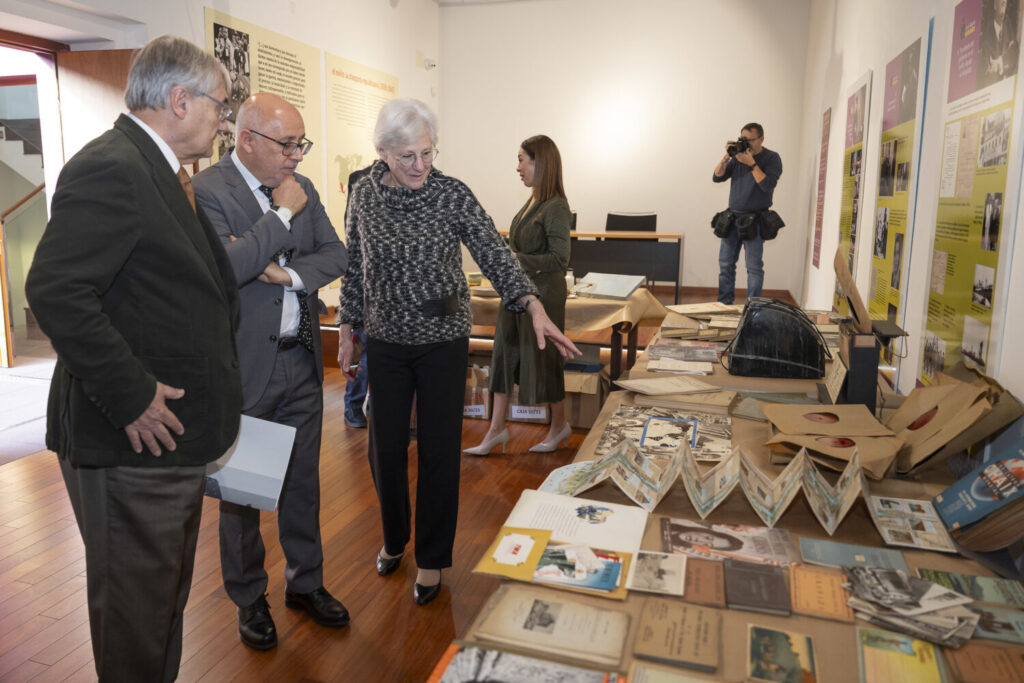 El Cabildo de Gran Canaria recibe un nuevo envío del Archivo Negrín. Los miembros de la Fundación Juan Negrín recibiendo la donación del Cabildo de Gran Canaria, con Antonio Morales, presidente del Cabildo/ Cabildo de Gran Canaria.