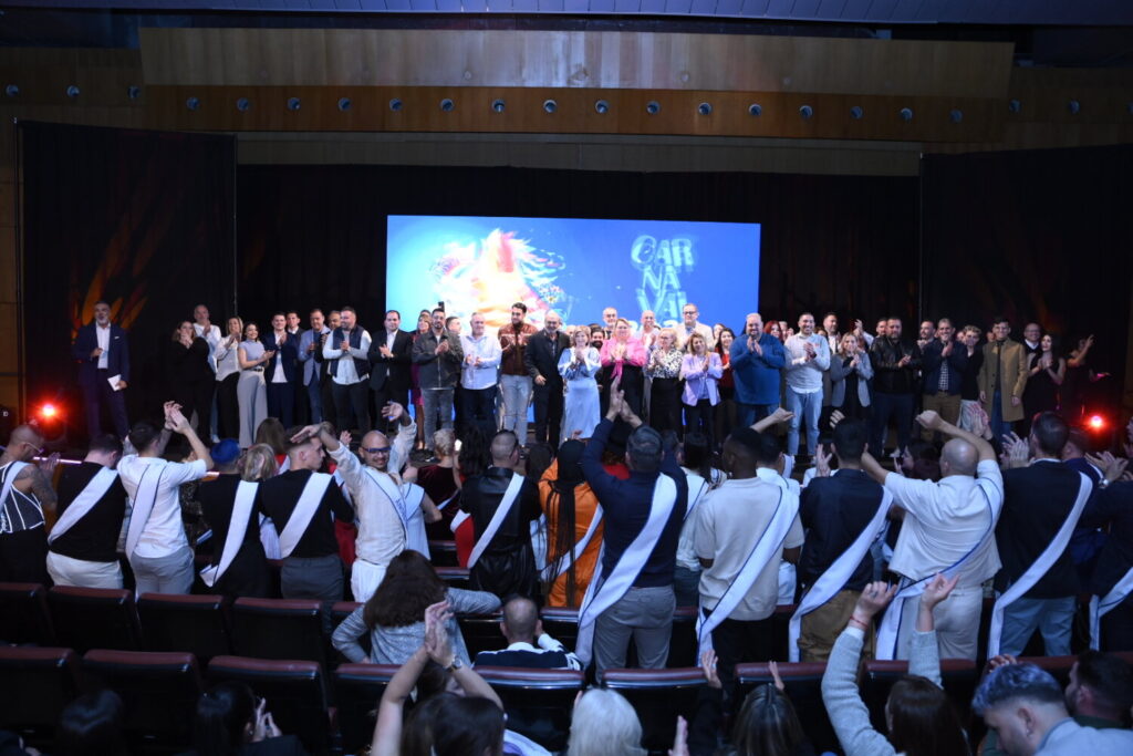 Momento del acto de entrega las bandas distintivas a las firmas que respaldan a quienes participan en las distintas galas del Carnaval de Las Palmas de Gran Canaria