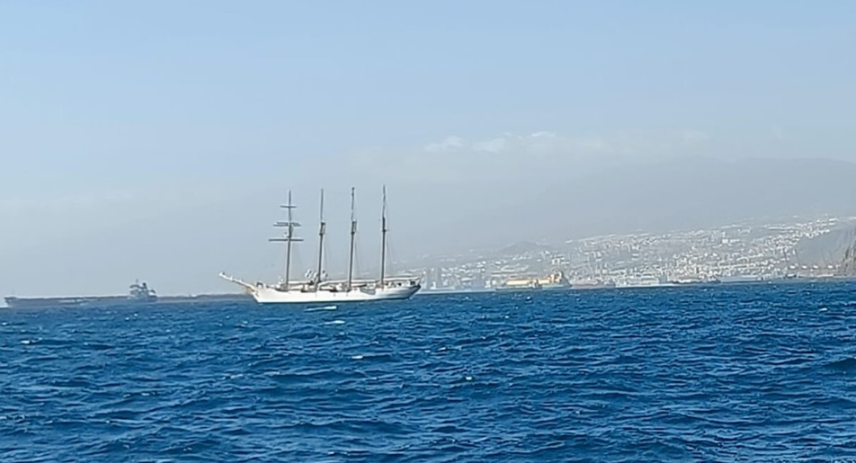 El buque escuela Juan Sebastián Elcano cerca de la costa tinerfeña. Imagen RTVC