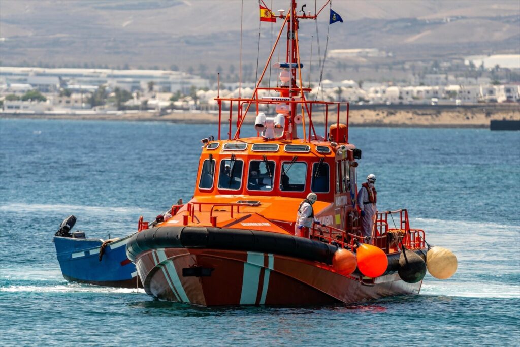 Un barco de Salvamento Marítimo, a su llegada al Muelle de La Cebolla - Europa Press