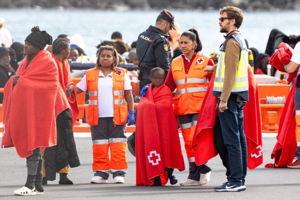 Uno de los grupos de migrantes con menores que ha llegado a Canarias. Imagen Europa Press (archivo)