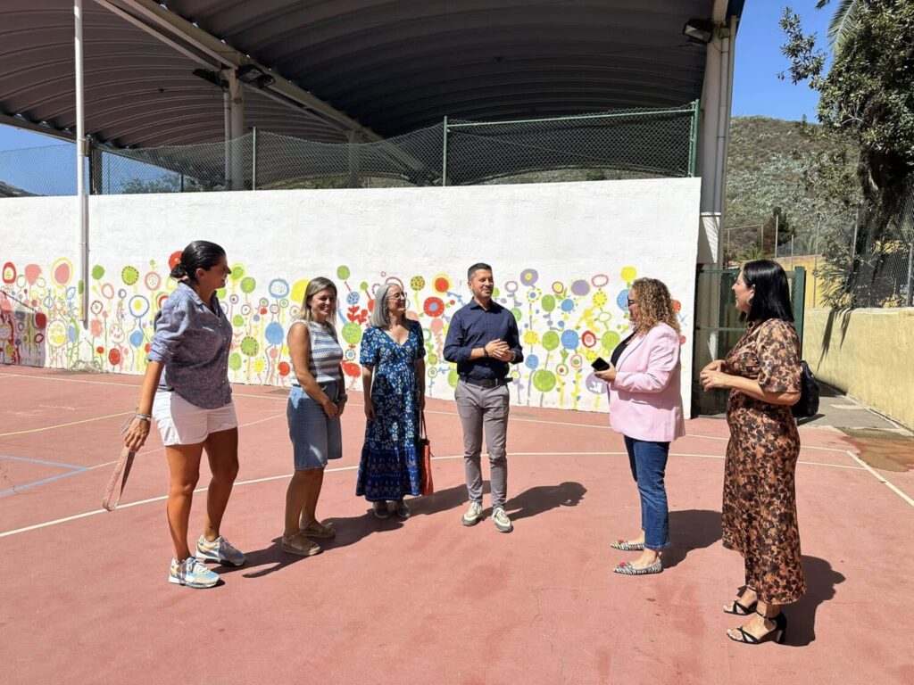 Educación invierte 85.000€ en reparar un colegio de Gran Canaria. Imagen de archivo de una visita del director general de Infraestructuras Educativas, Iván G. Carro, al CEIP Rafael Gómez Santos (vía Ayuntamiento de Vega de San Mateo)