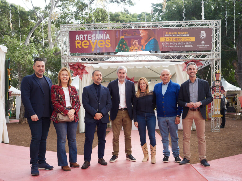 Visita inaugural de la presidenta del Cabildo de Tenerife, Rosa Dávila; el presidente del Gobierno de Canarias, Fernando Clavijo; el consejero de Empleo y Educación, Efraín Medina; el alcalde de Santa Cruz de Tenerife, José Manuel Bermúdez; y el concejal de Fiestas, Javier Caraballero,al Mercado Navideño Artesanía/Cabildo de Tenerife