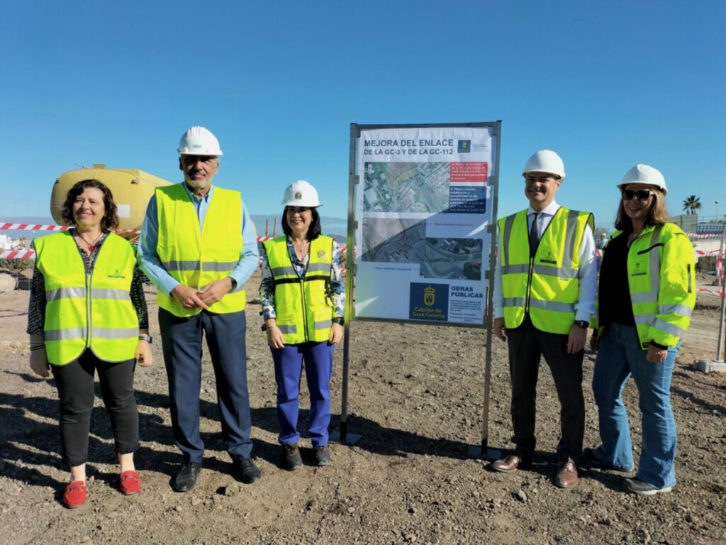 El consejero de Obras Públicas e Infraestructuras, Arquitectura y Vivienda, Augusto Hidalgo, la alcaldesa de Las Palmas de Gran Canaria, Carolina Darias y el rector de la Universidad de Las Palmas de Gran Canaria (ULPGC) supervisan las obras del nuevo acceso directo al campus de Tafira/Cabildo de Gran Canaria