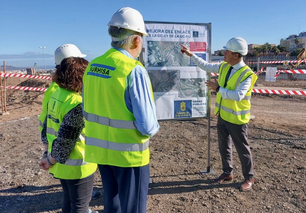 Augusto Hidalgo explica Lluís Serrá y Carolina Darias los trabajos  las obras del nuevo acceso directo al campus de Tafira/Cabildo de Gran Canaria