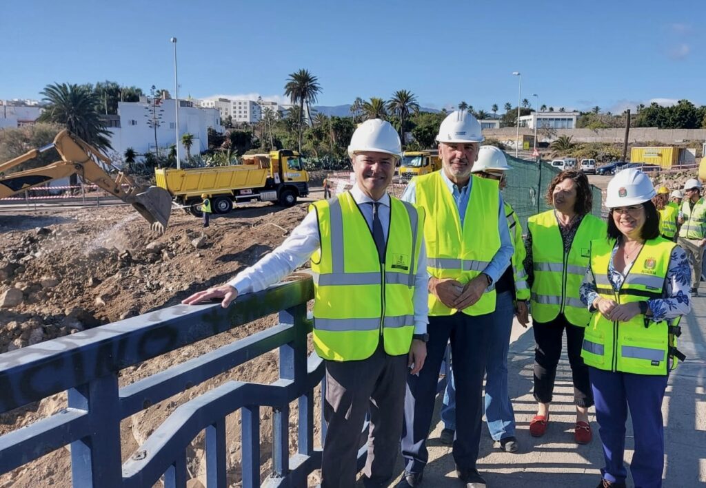 El consejero de Obras Públicas e Infraestructuras, Arquitectura y Vivienda, Augusto Hidalgo, la alcaldesa de Las Palmas de Gran Canaria, Carolina Darias y el rector de la Universidad de Las Palmas de Gran Canaria (ULPGC), Lluís Serra supervisan las obras del nuevo acceso directo al campus de Tafira/Cabildo de Gran Canaria