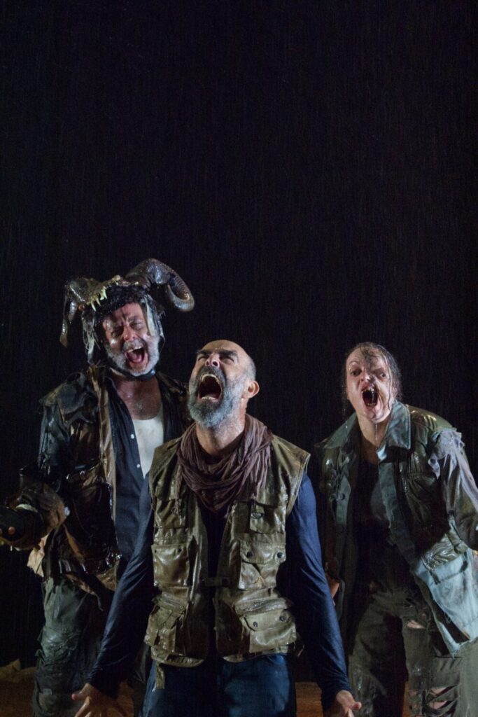 Los tres protagonistas de 'Protocolo del Quebranto' durante una representación del montaje teatral