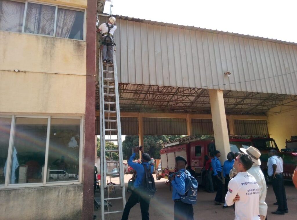 Instalación de la red de radiocomunicación en una de las estaciones de bomberos del país