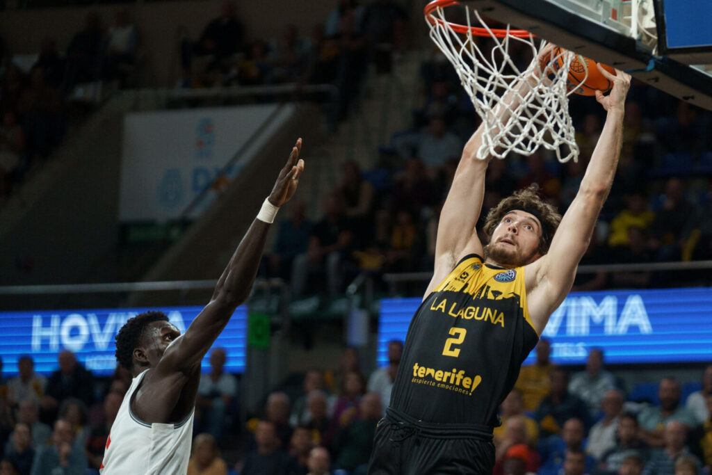 91-99 | La Laguna Tenerife empieza con buen pie ante el Pallacanestro Reggiana. El alero del Laguna Tenerife, Kostas Kostadinov (d) entra a canasta ante el pívot del Pallacanestro Reggiana, Faye Mouhamed (i) durante el partido de baloncesto de la Liga de Campeones que se celebra este martes en el pabellón Santiago Martín de La Laguna (Tenerife). EFE/Ramón de la Rocha