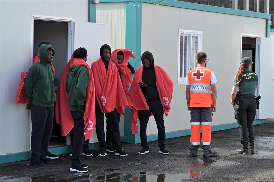 Llegan 742 personas a El Hierro, Tenerife y Gran Canaria a bordo de 10 cayucos