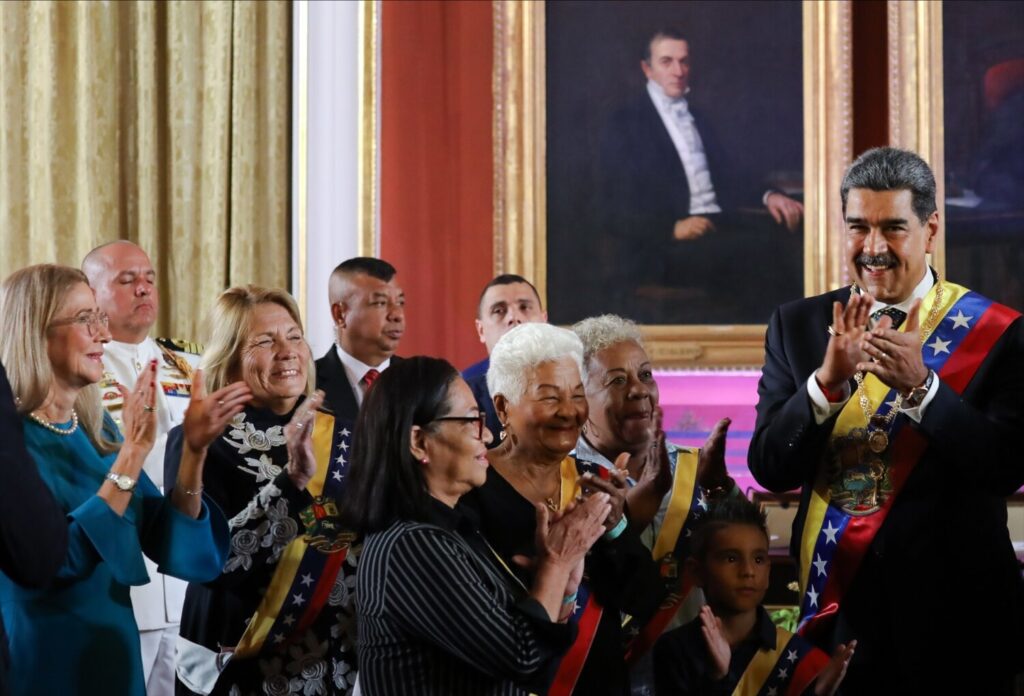 Imagen de archivo de Nicolás Maduro aplaudiendo tras jurar como presidente venezolano para un tercer mandato en Caracas, Venezuela, el 10 de enero de 2025