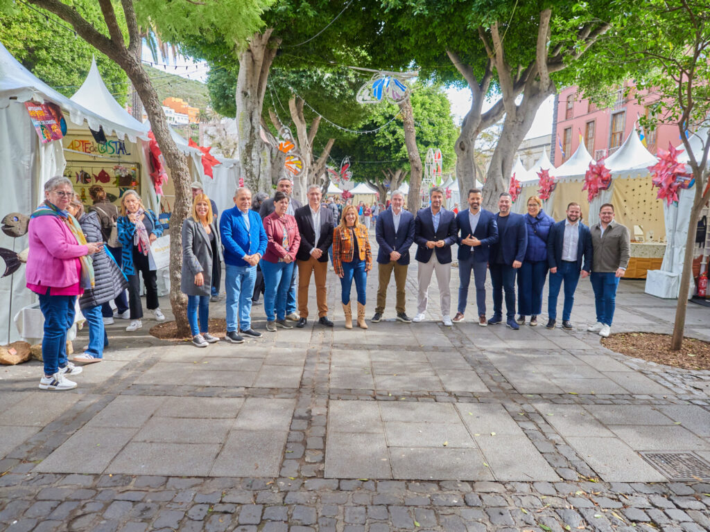 Visita inaugural de la presidenta del Cabildo de Tenerife, Rosa Dávila; el presidente del Gobierno de Canarias, Fernando Clavijo; el consejero de Empleo y Educación, Efraín Medina; el alcalde de Santa Cruz de Tenerife, José Manuel Bermúdez; y el concejal de Fiestas, Javier Caraballero,al Mercado Navideño Artesanía/Cabildo de Tenerife