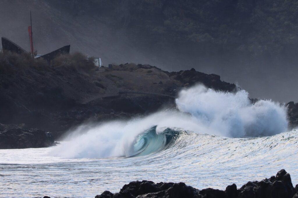 El Gobierno de Canarias declara la situación de prealerta por olas de más de 4 metros en el norte y oeste de las islas