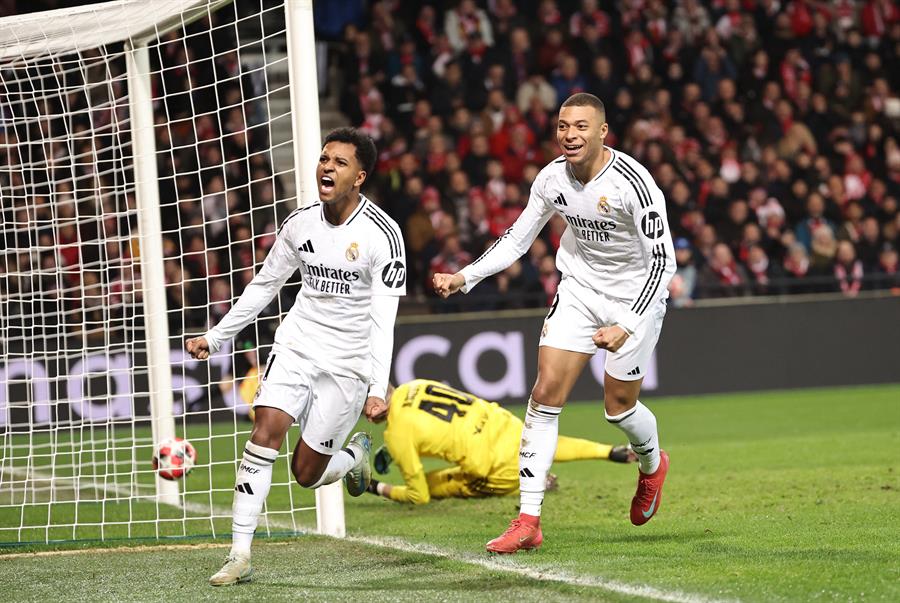 Real Madrid-Manchester City, repesca de la Champions. Imagen: Rodrygo y Mbappé en el último partido de la liga regular de la UEFA Champions League.  EFE