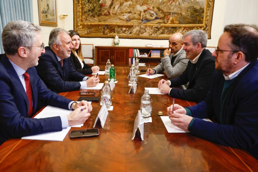 Clavijo se reúne con Torres para debatir sobre los menores migrantes. El ministro de Política Territorial y Memoria Democrática, Ángel Víctor Torres, y el presidente de Canarias, Fernando Clavijo, durante una reunión, en el Ministerio de Política Territorial y Memoria Democrática, a 9 de enero de 2025, en Madrid (España)/ Gobierno de Canarias.