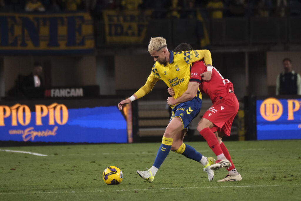 1-1| UD Las Palmas empata contra el Osasuna. LAS PALMAS DE GRAN CANARIA, 24/01/2025.- El centrocampista de Las Palmas Adnan Januzaj (i) intenta escaparse de Iker Muñoz, de Osasuna, durante el partido de LaLiga entre la UD Las Palmas y el Osasuna, este viernes en el estadio de Gran Canaria. EFE/ Angel Medina G.