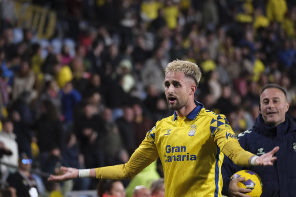 1-1| UD Las Palmas empata contra el Osasuna. LAS PALMAS DE GRAN CANARIA, 24/01/2025.- El centrocampista de Las Palmas Adnan Januzaj celebra su gol, gol del empate ante Osasuna, durante el partido de LaLiga entre la UD Las Palmas y el Osasuna, este viernes en el estadio de Gran Canaria. EFE/ Angel Medina G.