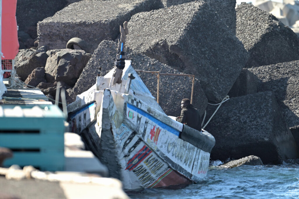 Imagen de un cayuco en el muelle de La Restinga, al sur de El Hierro/EFE