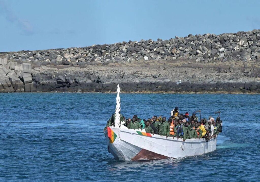 Desde 1.000 a 3.000 euros pagan los migrantes por el viaje en cayuco dependiendo del lugar de salida. Pueden ser hasta 16.000 € si el origen se encuentra en los países asiáticos. / Archivo cayuco llegando al muelle de La Restinga en El Hierro / EFE 