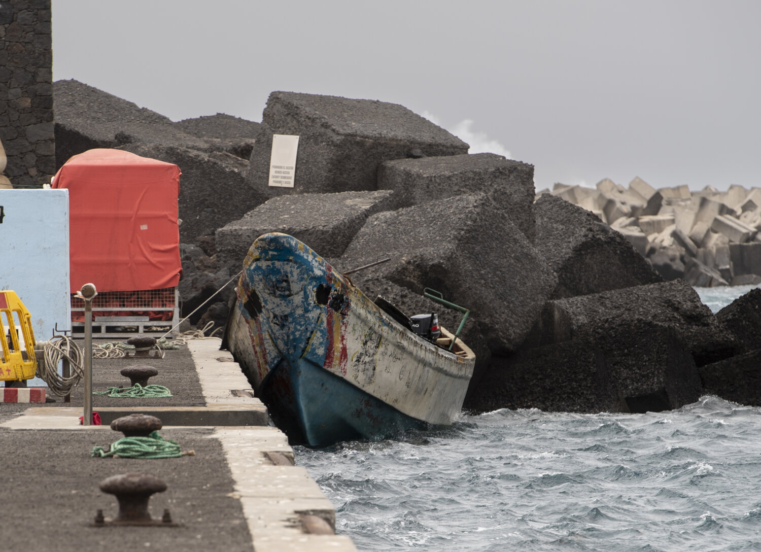 El Helimer 204 y la Salvamar Acrux localizaron el cayuco y lo custodiaron hasta el puerto de La Restinga