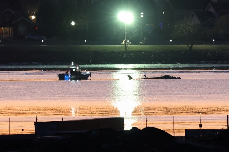 Trabajos en la zona del accidente en el río Potomac. Imagen Reuters