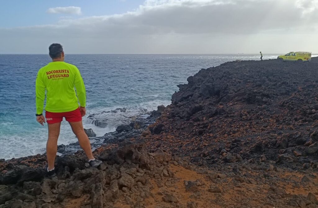 Hallan un cuerpo flotando en la costa de Lanzarote. Labores de búsqueda del hombre desaparecido en Lanzarote. Consorcio de Emergencias de Lanzarote