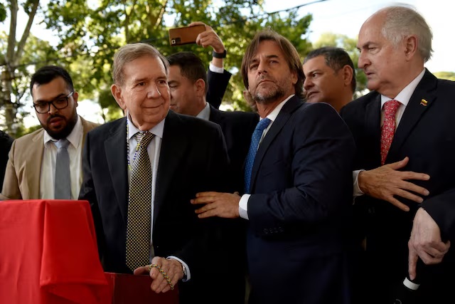 El presidente uruguayo, Luis Lacalle Pou, se reúne con el líder de la oposición venezolana, Edmundo González, en Montevideo, Uruguay, el 4 de enero de 2025. REUTERS/Martin Varela Umpierrez/Foto de archivo