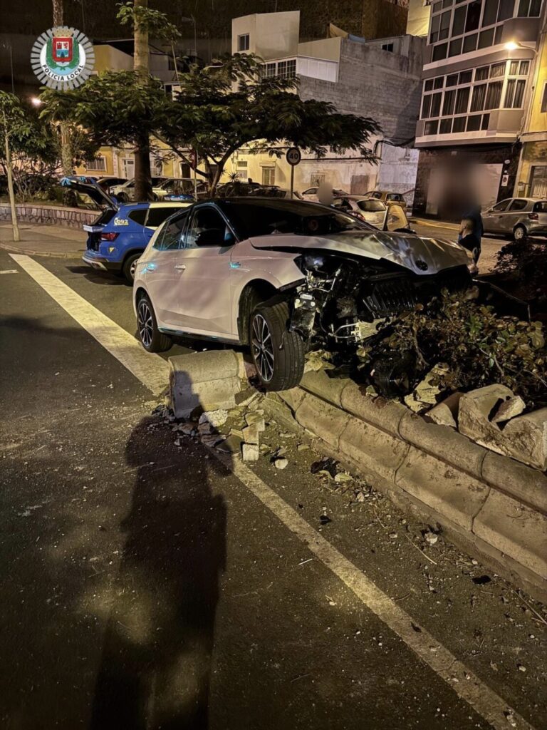 El conductor ebrio impactó este sábado contra un parterre situado en la calle Párroco Villar Reina