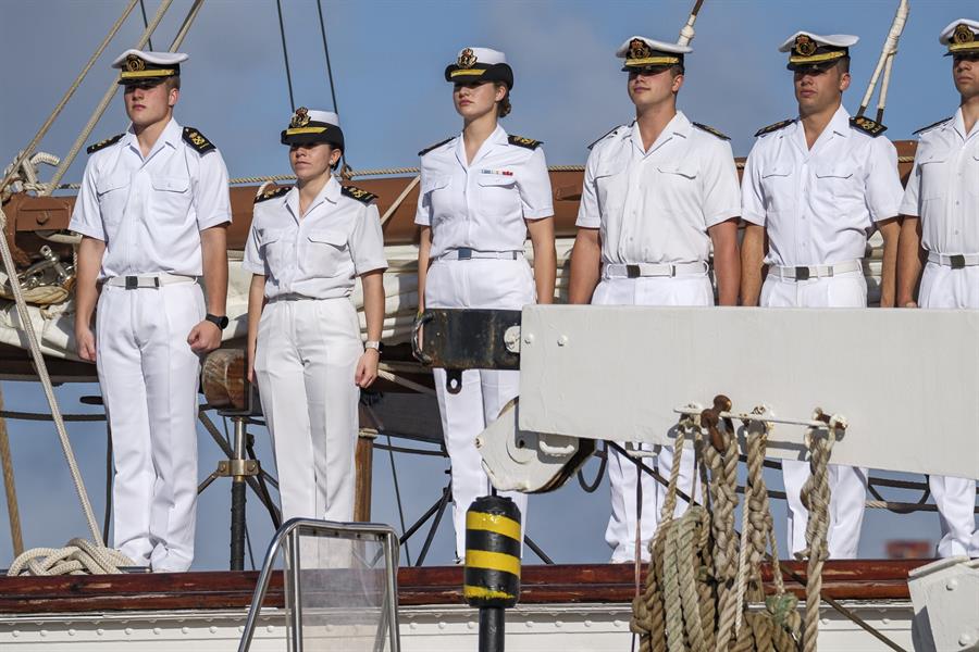 La princesa Leonor (3i) ha partido este jueves por la tarde desde Las Palmas de Gran Canaria con el buque escuela Juan Sebastián Elcano, en su crucero de instrucción como guardiamarina de la Armada Española, en una travesía por el Atlántico que durará tres semanas, hasta que recalen en Salvador de Bahía (Brasil). EFE/Ángel Medina G.