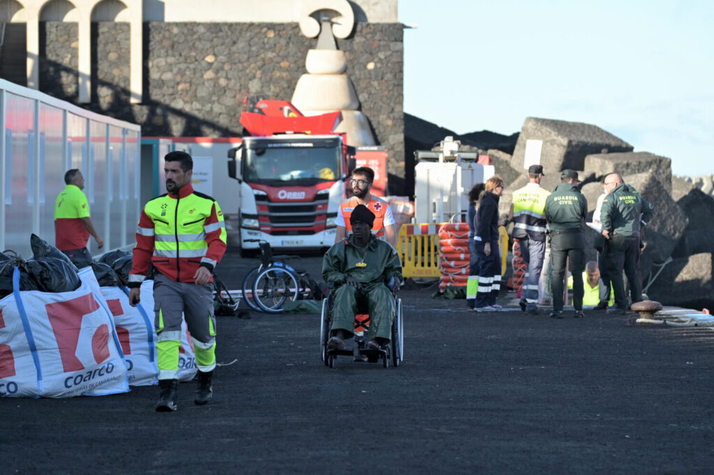 Llegan 67 migrantes en un cayuco a El Hierro. LA RESTINGA (EL HIERRO), 27/01/2025.- Salvamento Marítimo ha rescatado este lunes a 67 personas que viajaban en un cayuco en aguas cercanas a la isla de El Hierro y las ha trasladado al puerto de La Restinga, donde han sido atendidas por personal de Cruz Roja. EFE/ Gelmert Finol