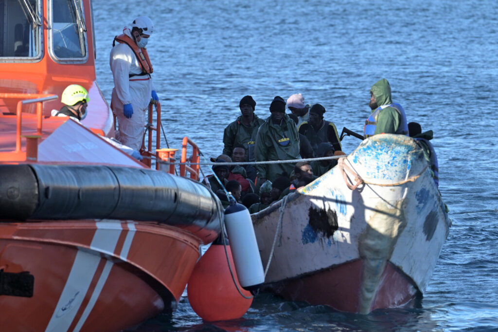 Llegan 67 migrantes en un cayuco a El Hierro. LA RESTINGA (EL HIERRO), 27/01/2025.-Salvamento Marítimo ha rescatado este lunes a 67 personas que viajaban en un cayuco en aguas cercanas a la isla de El Hierro y las ha trasladado al puerto de La Restinga, donde han sido atendidas por personal de Cruz Roja. EFE/ Gelmert Finol