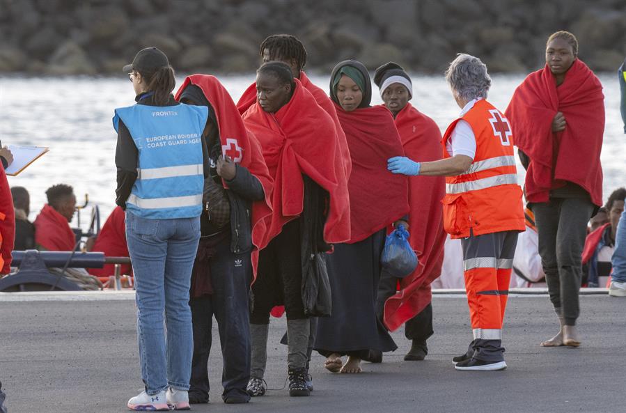 Grupo de migrantes que han llegado este viernes, 3 de enero, a Lanzarote. Imagen EFE