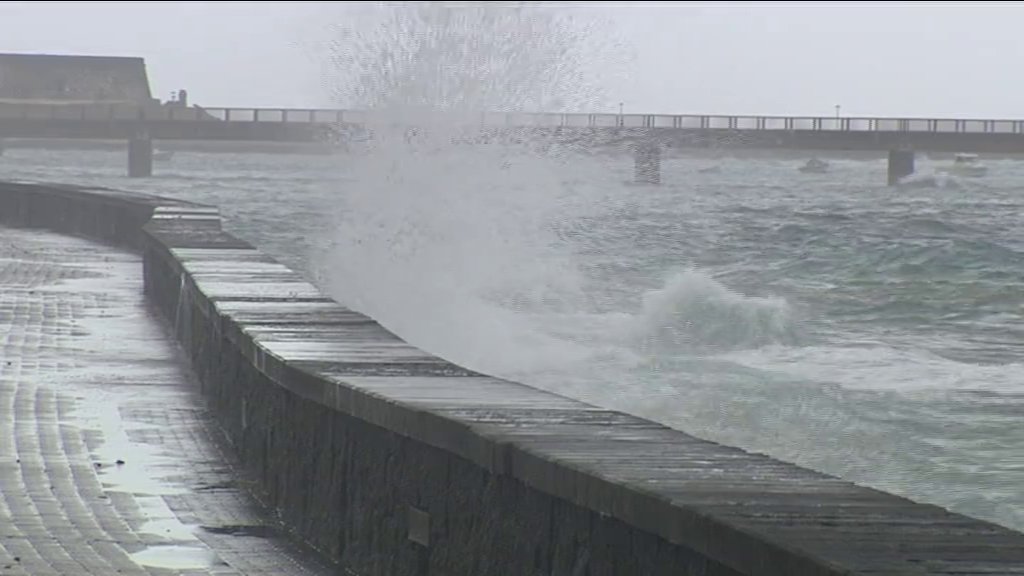 En la isla de Tenerife se cierran las zonas de baño de Bajar y Punta del Hidalgo por precaución frente al oleaje