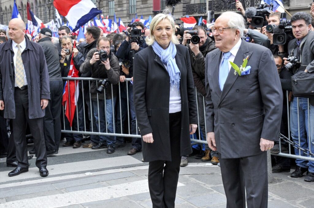 Jean Marie Le Pen y Marine Le Pen asisten juntos a un acto público en 2013 - Europa Press/Contacto/Chris Jun