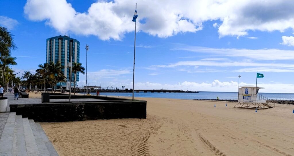 Reabierta al baño la Playa de El Reducto en Arrecife