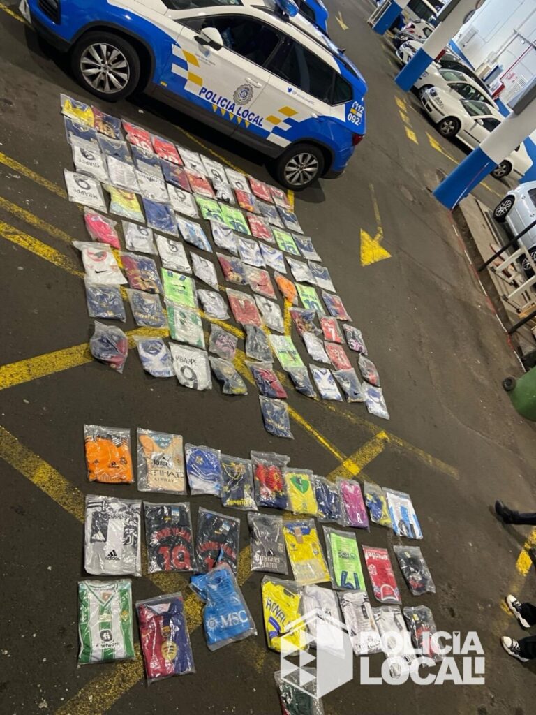 Intervienen casi 300 prendas falsificadas en el Rastro de Santa Cruz de Tenerife. Imagen de los artículos falsificados incautados por la Policía Local en el Rastro de Santa Cruz de Tenerife/ Ayuntamiento de Santa Cruz de Tenerife.