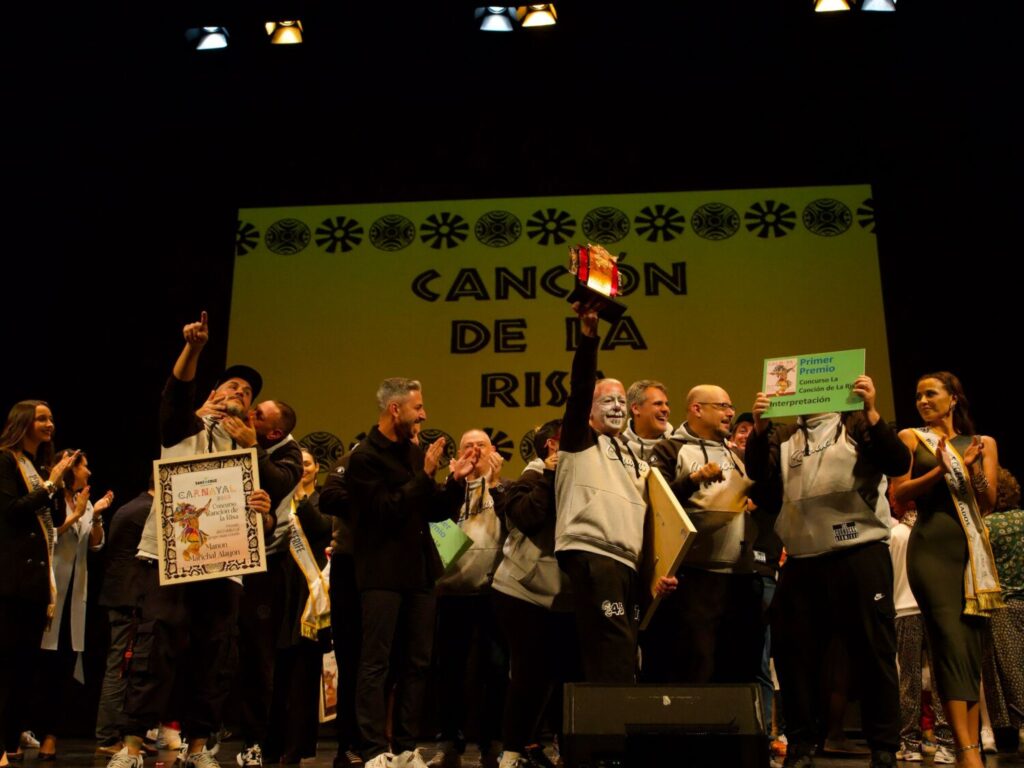 Los ganadores de 'La Canción de la Risa' celebran el premio sobre el escenario del Teatro Guimerá