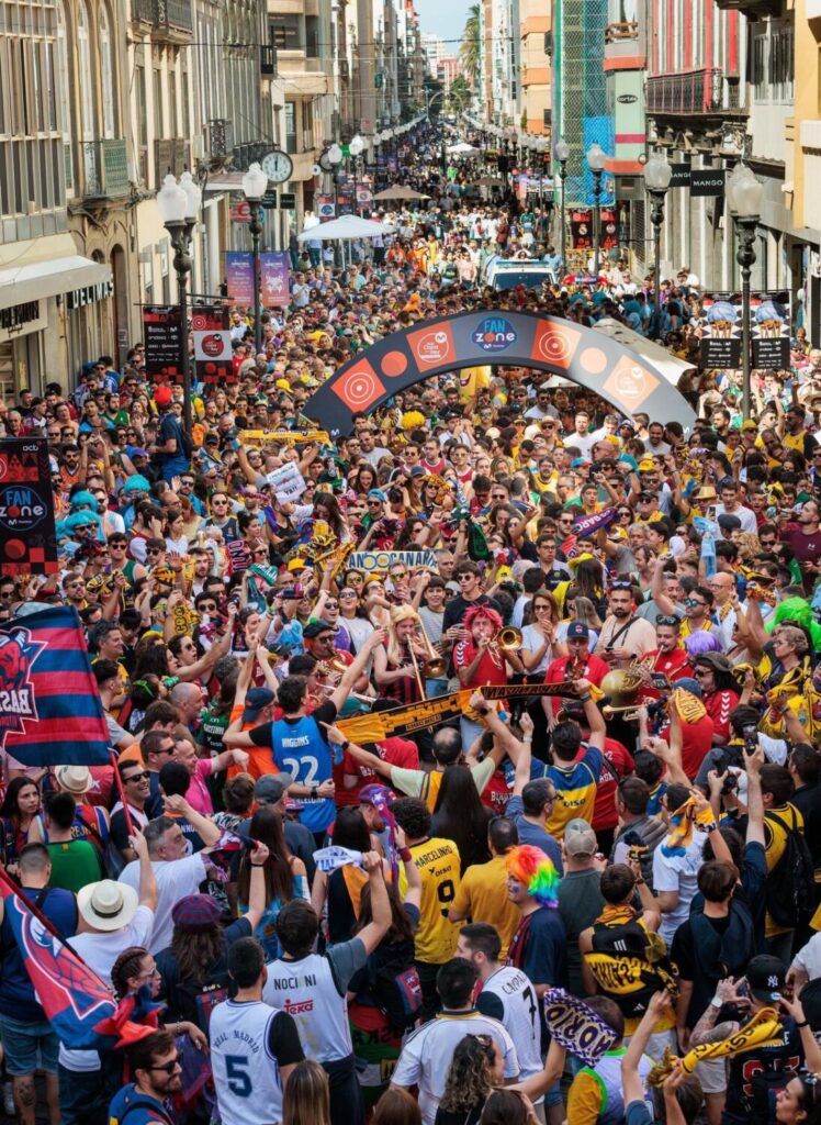 Las aficiones de los equipos, este sábado, en la calle Mayor de Triana de Las Palmas de Gran Canaria 