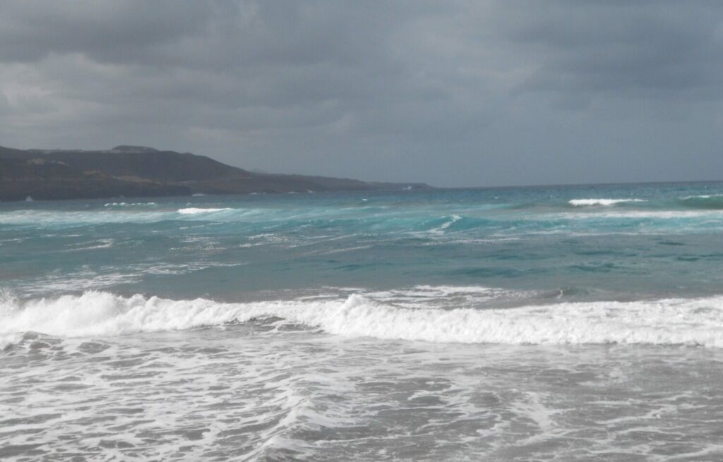 El tiempo en Canarias. Mal estado del mar. Imagen: Alfonso Jurado, Las Palmas de Gran Canaria