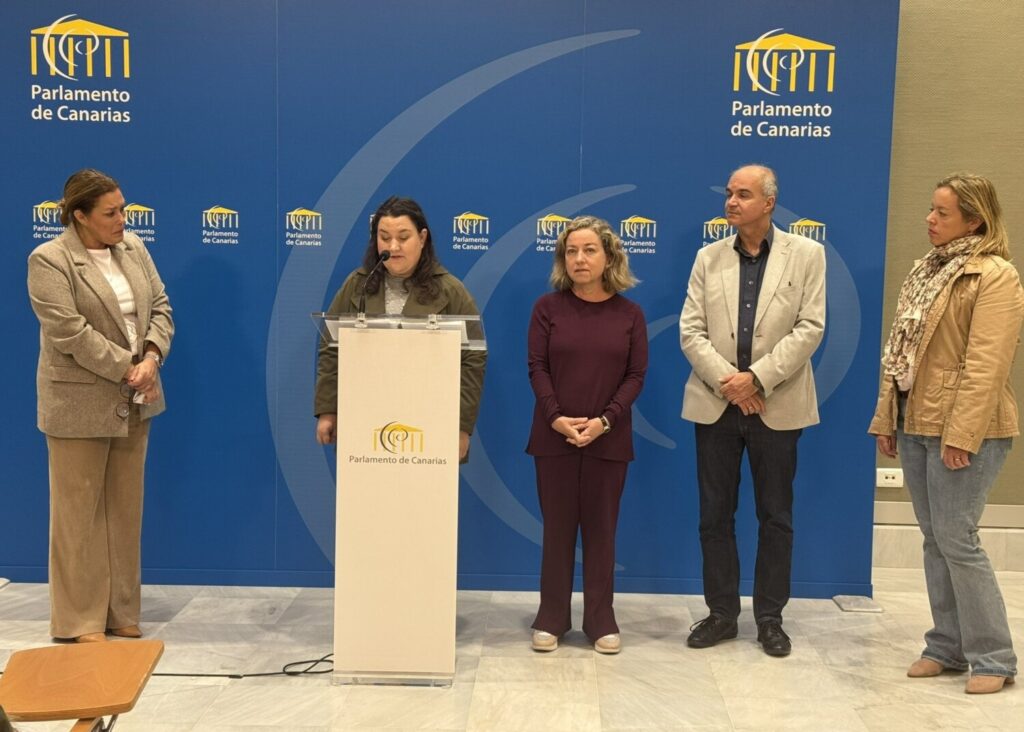 Lectura del manifiesto en el Parlamento de Canarias. Imagen @parcan