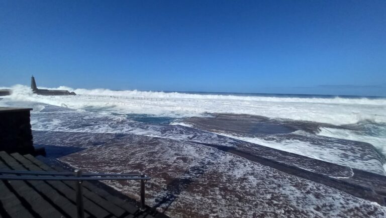 El estado del mar empeorará en Canarias, mientras remite la lluvia y el viento