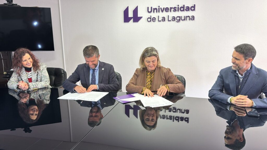 De izquierda a derecha: Isabel Karely Pérez, vicerrectora de Cultura y Extensión Universitaria de la ULL, Francisco García,  rector de la Universidad, María Méndez, administradora general de RTVC, y Mayer Trujillo, director de La Radio Canaria, durante la firma del convenio. 