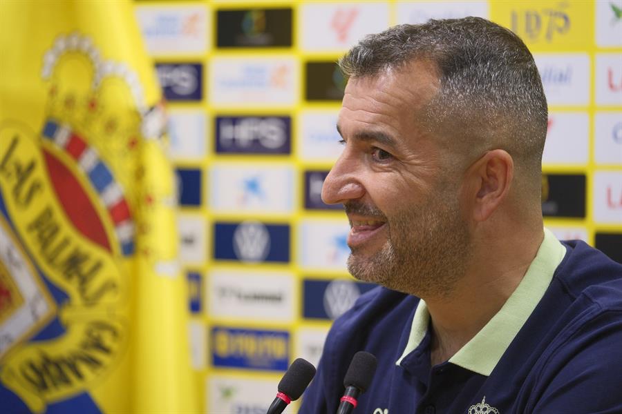 Diego Martínez dice que el equipo necesita reencontrase con el "acierto". Imagen: Diego Martínez, entrenador de la UD Las Palmas, en rueda de prensa. EFE