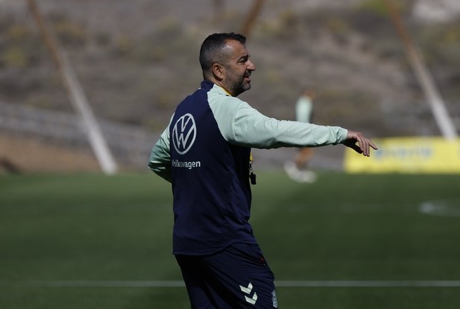 Diego Martínez, preocupado por la baja temperatura en Valladolid. Imagen: 
Diego Martínez en un entrenamiento de la UD Las Palmas.