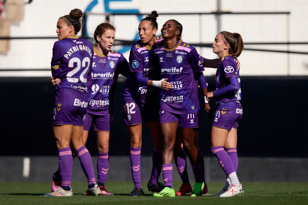 Las jugadoras del Costa Adeje Tenerife celebran uno de los goles anotados frente al Valencia