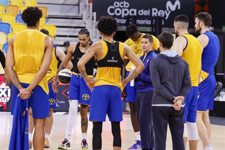 LAS PALMAS DE GRAN CANARIA, 12/02/2025.- Los jugadores del Dreamland Gran Canaria siguen las instrucciones de su entrenador, Jaka Lakovic, este miércoles, víspera de que comience la Copa del Rey. EFE/ Elvira Urquijo A.