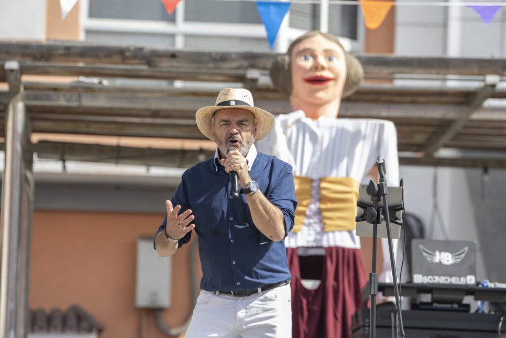 El Carnaval de Los Juegos Olímpicos llegará a cada rincón de la ciudad. El cantante Pepe Benavente durante su concierto en la Fiesta de la Peluca, celebrada en la Plaza del Pilar (Guanarteme) este pasado domingo 9 de febrero/ Ayuntamiento de Las Palmas de Gran Canaria