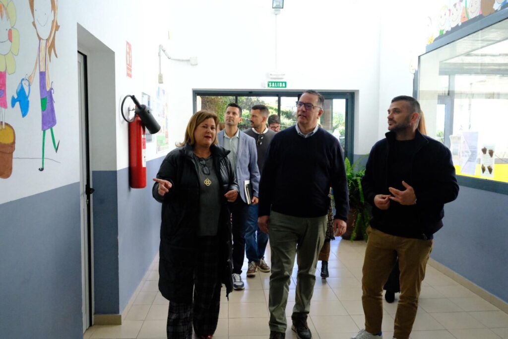 Poli Suárez refuerza el diálogo con la comunidad educativa de La Palma. Poli Suárez en una de sus visitas a centros educativos de La Palma para reforazar el diálogo con la comunidad educativa de la isla/ Gobierno de Canarias.