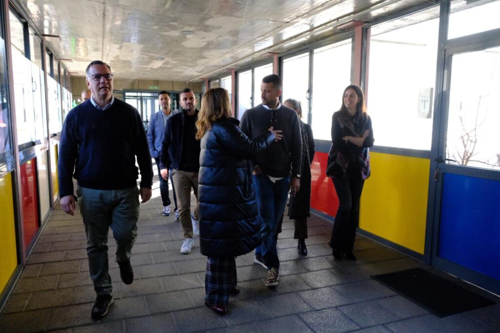 Poli Suárez refuerza el diálogo con la comunidad educativa de La Palma. Poli Suárez en una de sus visitas a centros educativos de La Palma para reforazar el diálogo con la comunidad educativa de la isla/ Gobierno de Canarias.