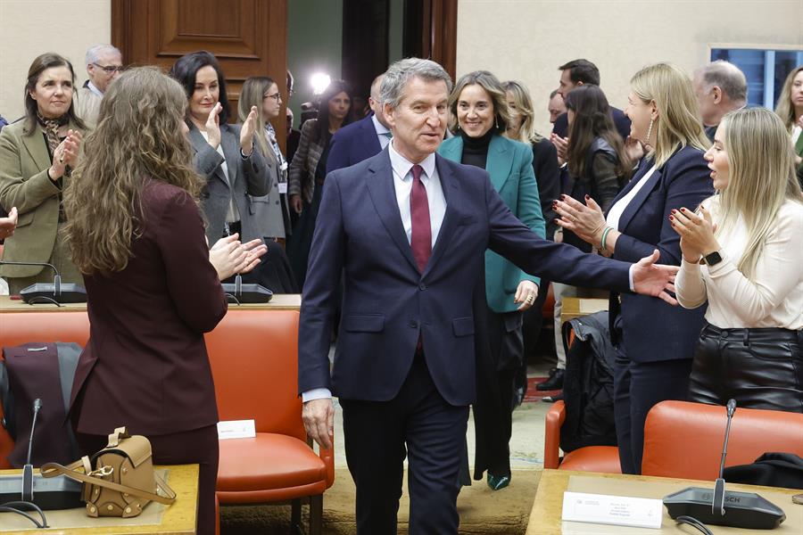 El líder del PP, Alberto Núñez Feijóo (c), saluda a su llegada a la reunión de sus grupos parlamentarios en el Congreso y el Senado. Imagen EFE